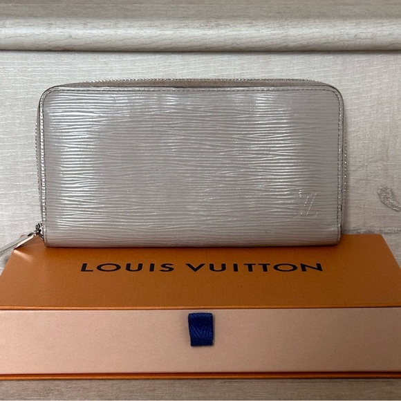 Louis Vuitton Zippy Epi Wallet Comes with LV Box - Picture 3 of 16